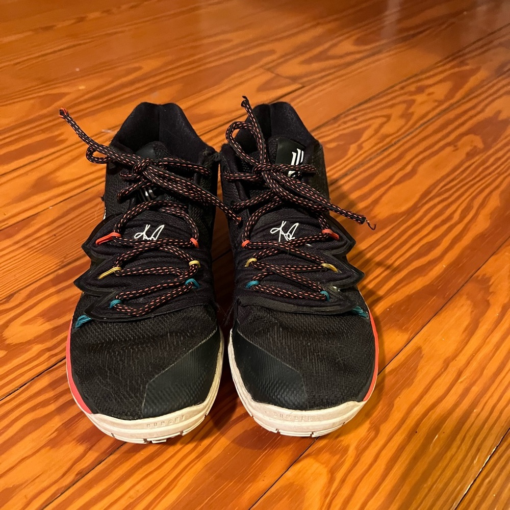 Nike Kyrie Friends Size 5 youth